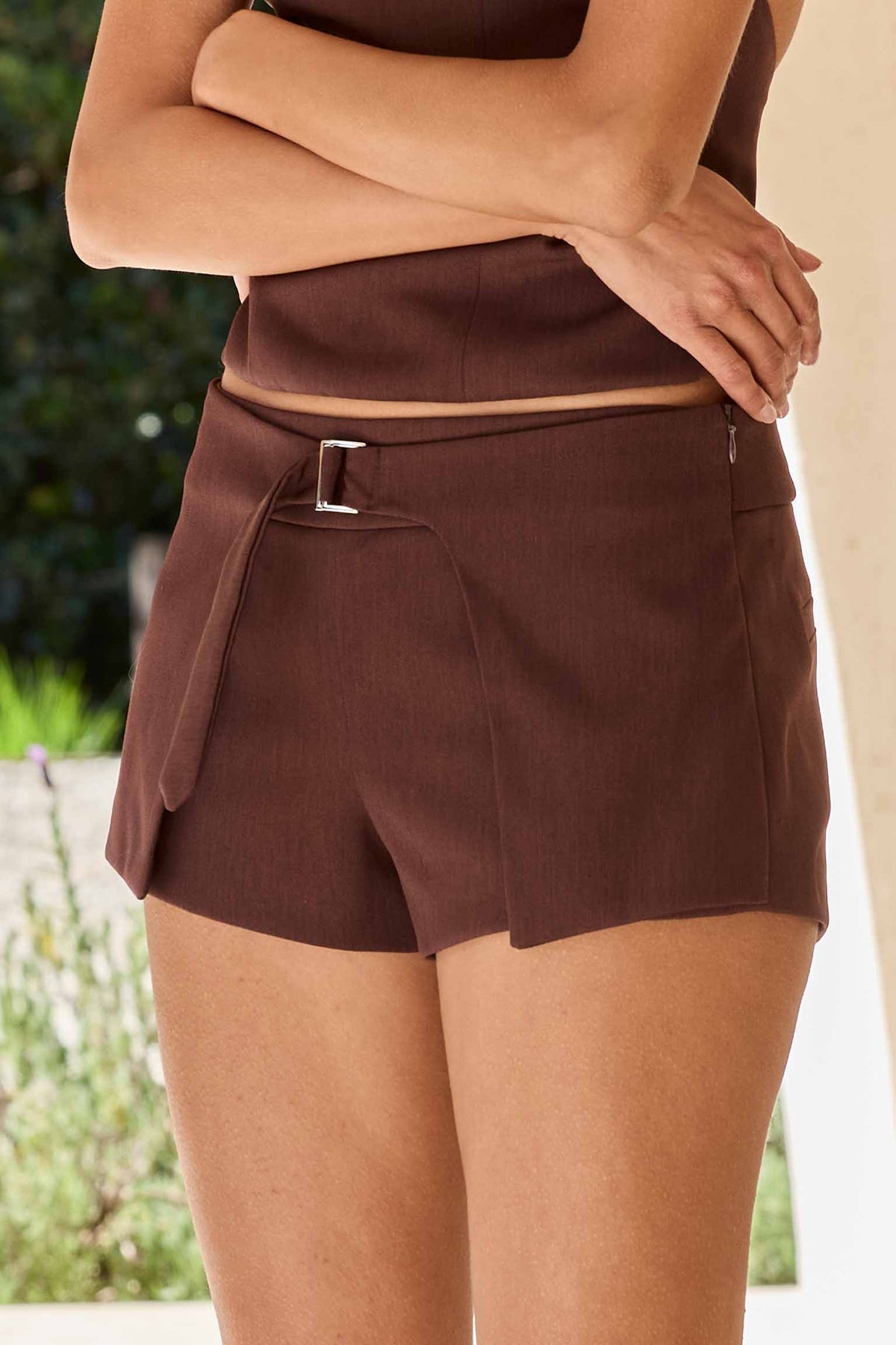 KELLI LOW WAISTED HOT SHORT - CHOCOLATE