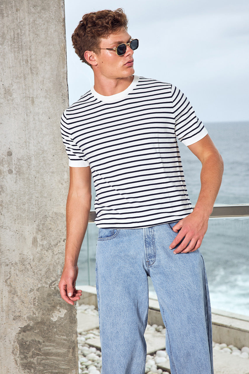 RONAN SHORT SLEEVE KNIT TOP - NAVY/WHITE STRIPE - RONANSHORTSLEEVEKNITTOP-NAVY_WHITESTRIPExNICOLOWIDELEGJEANS-BLUEMIDWASH-09